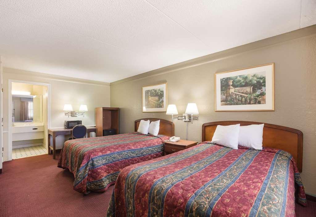 Bhagat Hotels Stone Mountain Atlanta BW Signature Collection Tucker Room photo